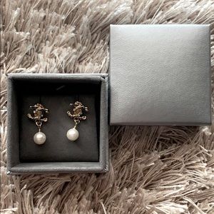 Vintage Chanel pearl earrings